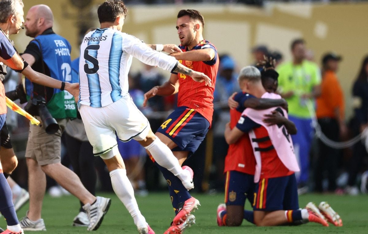Argentina: Al vencer a un equipo de dirigentes argentinos, La Roja salvó el honor del fútbol Argentina: Al vencer a un equipo de dirigentes argentinos, La Roja salvó el honor del fútbol